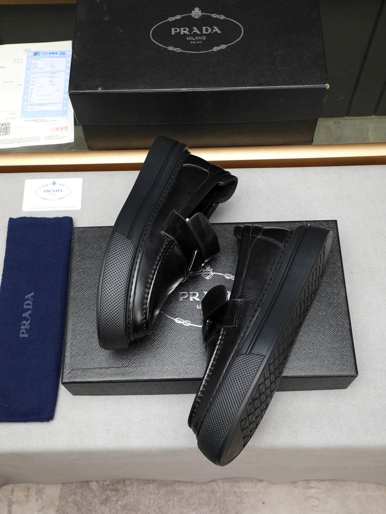 Men's Men's Shoes 💰500 Prada/Prada Men's new casual shoes, this upper is made of imported calfskin + sheep lining! The outsole is made of non-slip foam outsole, which feels good on your feet and is a fashionable and stylish item!  Size: 38-44 (45 customized)